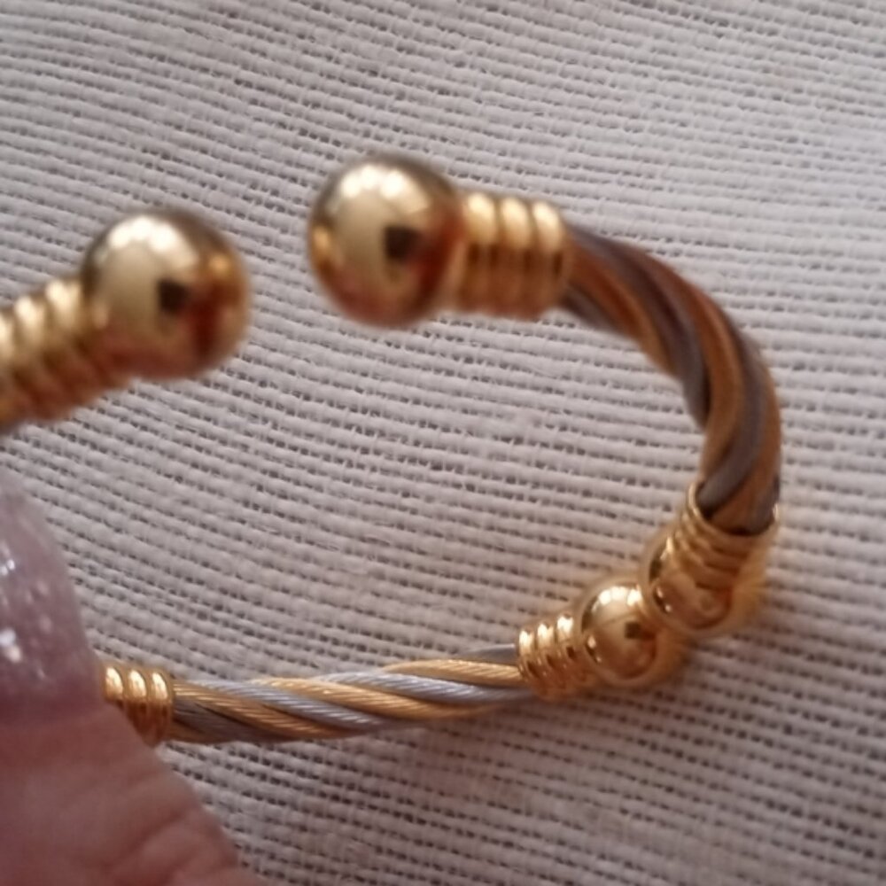 GOLD & SILVER BANGLE BRACELET SIZE 6.5 (52.4 GRAMS)